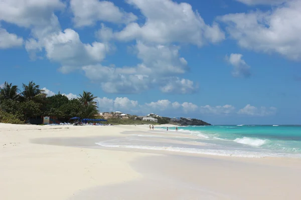 La gente si gode la giornata a Shoal Bay Beach ad Anguilla — Foto Stock