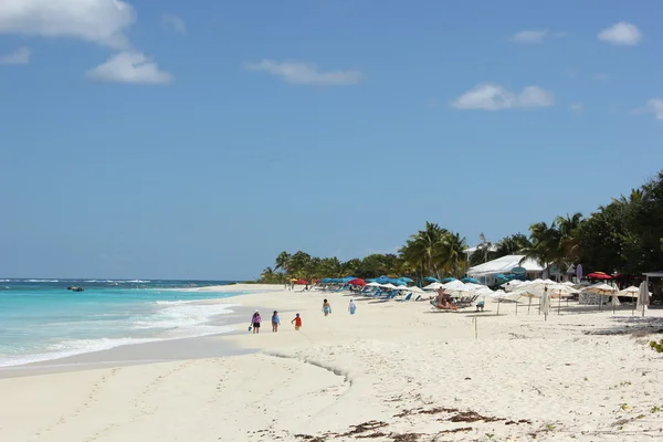Les gens profitent de la journée à Shoal Bay Beach à Anguilla — Photo