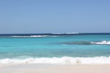 Mavi Dalgalar ve deniz köpüğü shoal bay Beach, anguilla Karayip