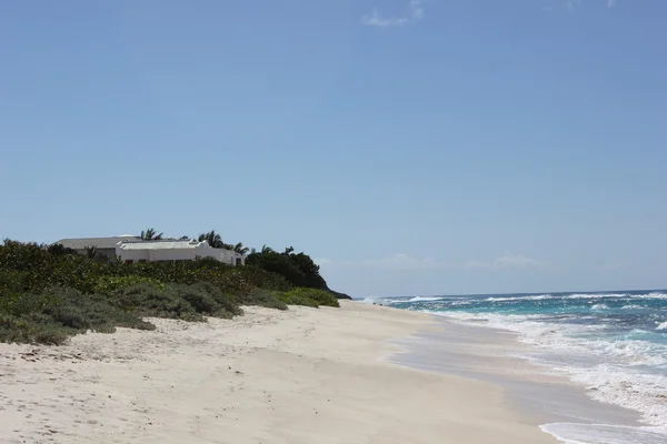Shoal Bay Beach ad Anguilla con onde caraibiche in arrivo — Foto Stock