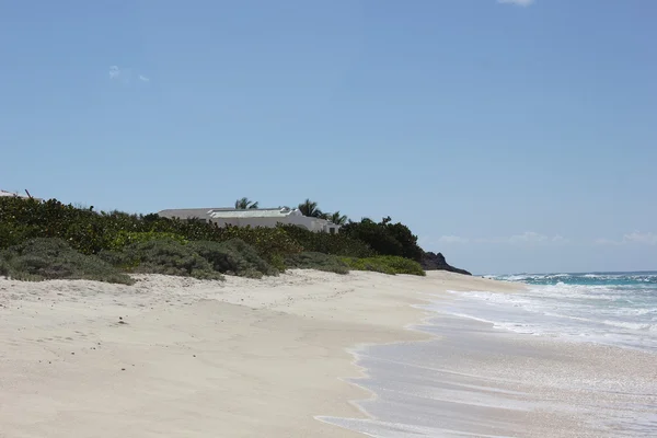 Shoal Bay Beach ad Anguilla con onde caraibiche in arrivo — Foto Stock