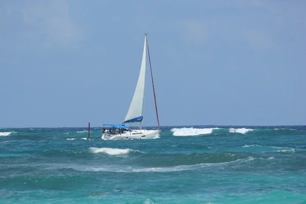 Yachting a St Martin sui mari blu dei Caraibi — Foto Stock