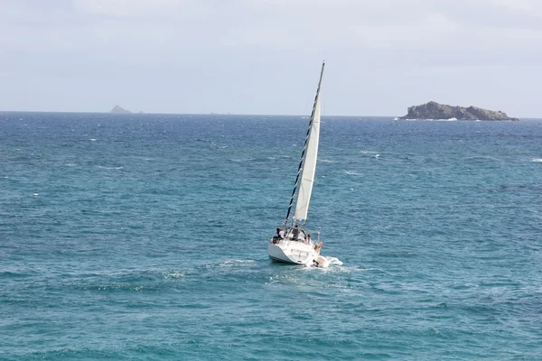 St martin üzerinde Karayip denizlerde mavi Yatçılık — Stok fotoğraf