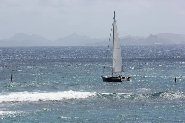 Yachting a St Martin sui mari blu dei Caraibi — Foto Stock