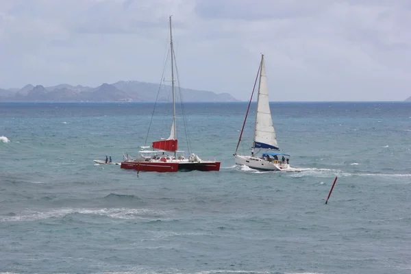 Yachting a St Martin sui mari blu dei Caraibi — Foto Stock