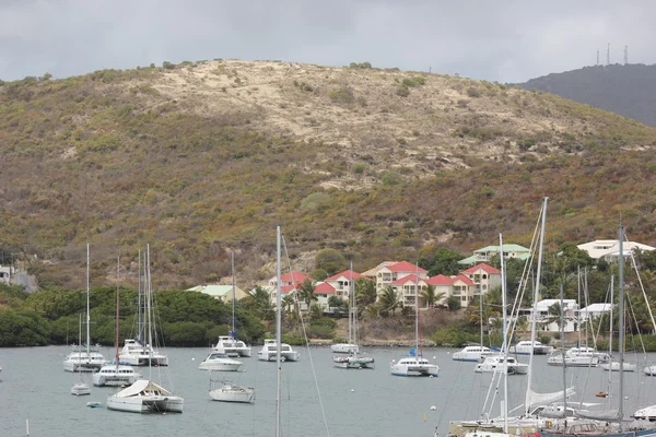 Yachts sentar ocioso no deslizamento como tempestade frente se move sobre Dawn Beach Resort Area de St. Martin — Fotografia de Stock