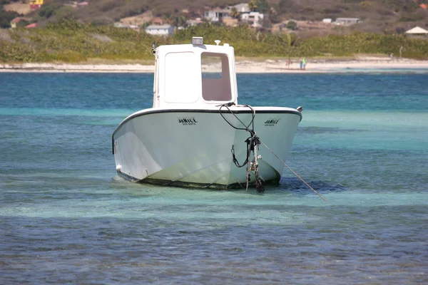 Imbarcazione a motore o peschereccio si trova ozioso sulle tranquille acque blu caraibiche a St. Martin — Foto Stock