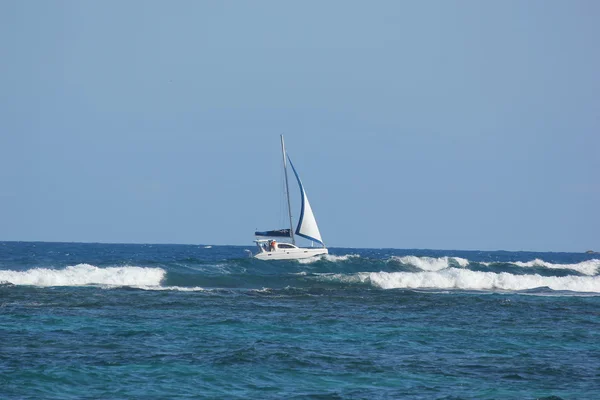 セント ・ マーティンで、カリブ海の青い海にヨットに乗る — ストック写真