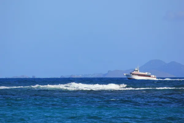 Ferry français ou bateau de vitesse avec Saint-Barth dans les Caraïbes — Photo