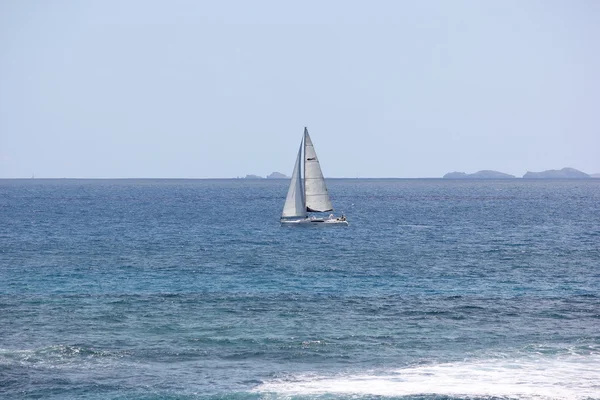 Yates en San Martín en los mares azules del Caribe — Foto de Stock