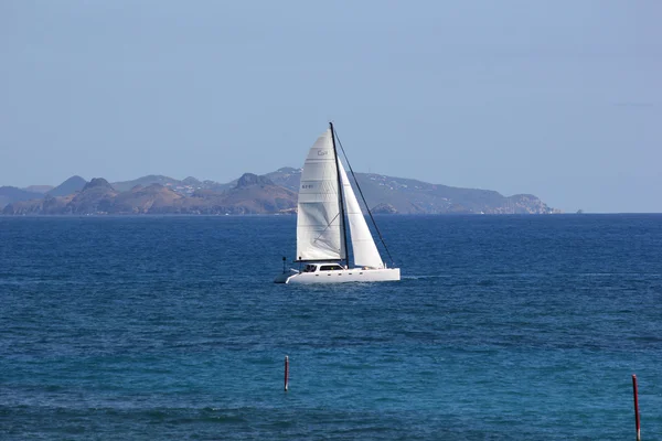 Jacht of heineken regatta boot race in st. martin met st. barth in achtergrond — Stockfoto