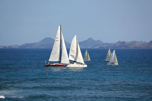 Yacht atau Heineken Regatta Boat Race di St. Martin dengan St. Barth di Background — Stok Foto