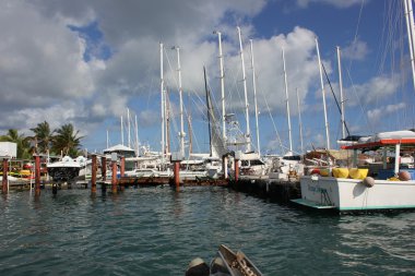 bir St Martin simpson bay's dock fişinin boyunca boş oturmak, tekneler ve yatlar