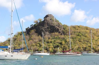 St. Martin Yatları Simpson Körfezi boyunca sönmüş volkan zeminiyle