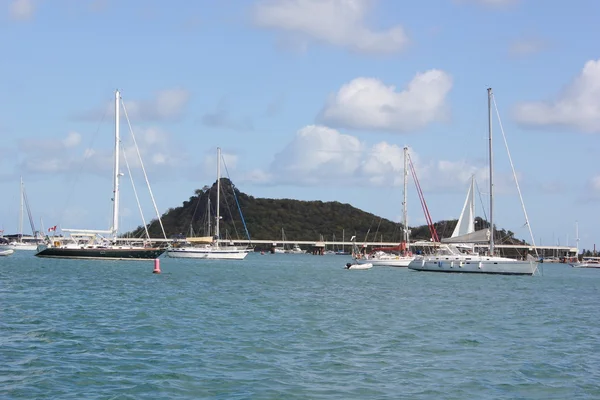 Yachter og båter med ny Causeway-bro under bygging i Simpson Bay i St. Martin – stockfoto