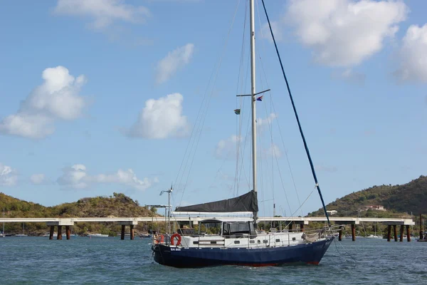 Yacht dan perahu dengan jembatan Causeway baru sedang dibangun di Teluk Simpson di St Martin — Stok Foto