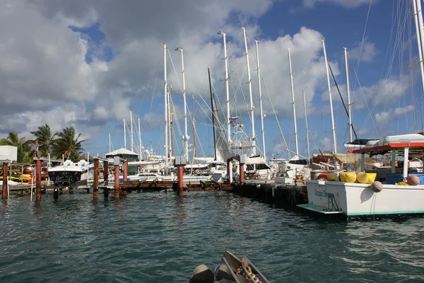 Łodzie i jachty siedzieć bezczynnie wzdłuż jednej zatoce simpson dok poślizgu w st. martin — Zdjęcie stockowe