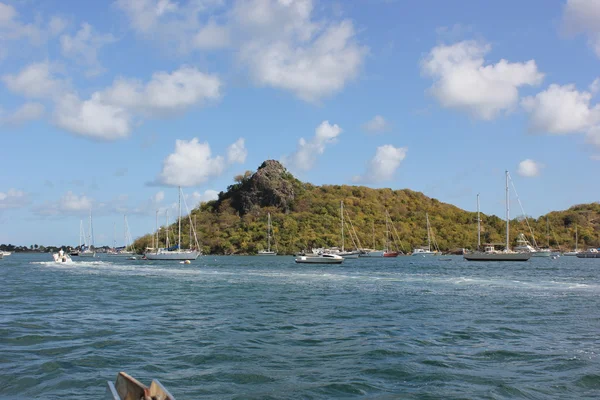 St, Martin Yachts ao longo Simpson Bay com fundo do vulcão extinto — Fotografia de Stock