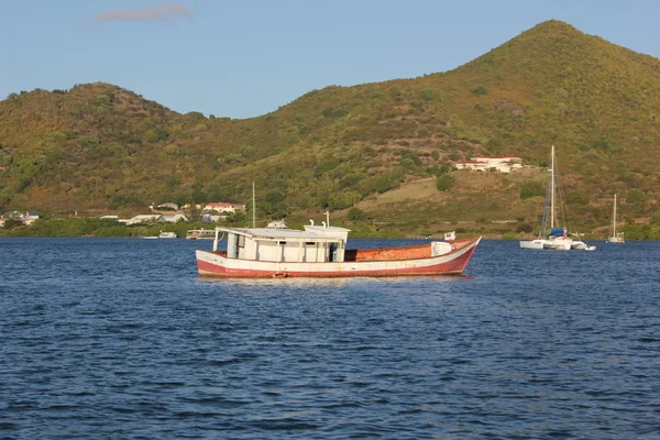 Barcos abandonados hacen peligros de agua para los capitanes de barco en Simpson Bay en St. Martin — Foto de Stock