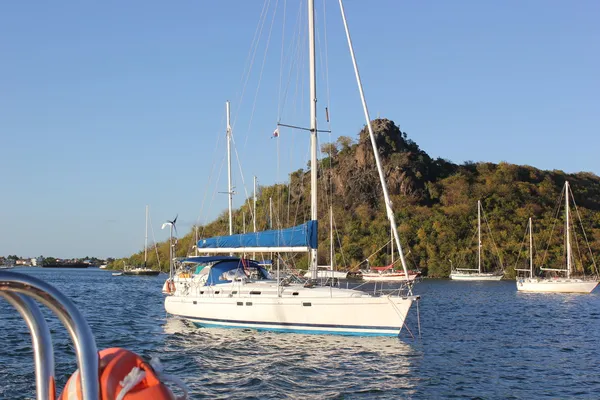 St, Martin Yachts längs Simpson Bay med utdöd vulkan bakgrund — Stockfoto