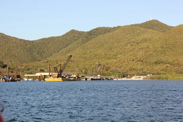 Рабочий кран района залива Симпсон в Сент-Мартине для строительства и спасения судов — стоковое фото