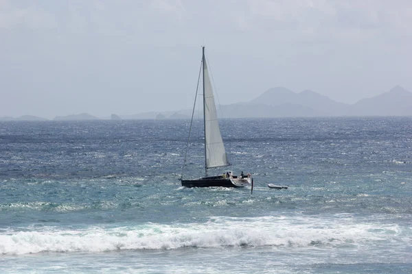 Yacht ou voilier avec l'île de Saint-Barth dans les Caraïbes — Photo