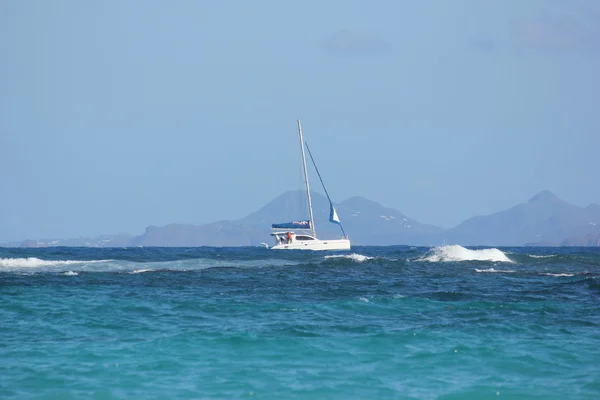 Iate ou veleiro com Ilha de St. Barth no Caribe — Fotografia de Stock