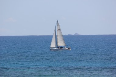 Yelkenli solo veya St barth'ın ile Karayipler üzerinde arka planda yat.