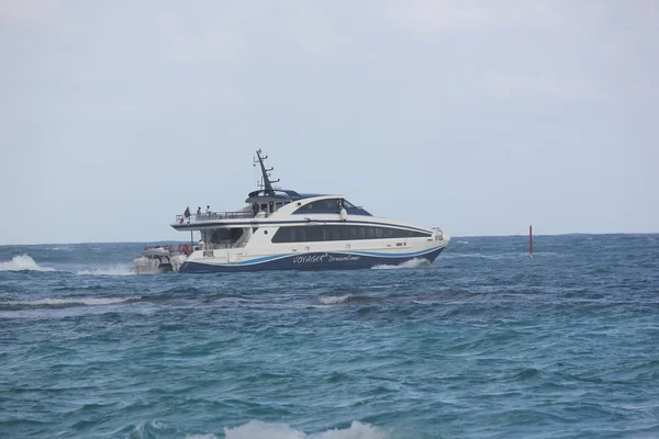 Voyageur III Ferry regresando de St. Barth 's en las aguas azules del Caribe — Foto de Stock