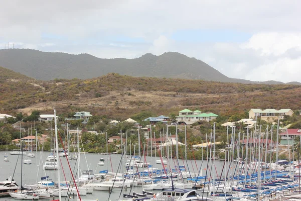 Yates y Veleros se sientan ociosos en Oyster Pond en St. Martin mientras una repentina tormenta tropical se mueve en — Foto de Stock