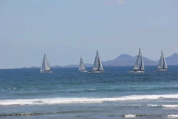 Heineken regatta jachten en zeilboten met st. barth in de achtergrond — Stockfoto