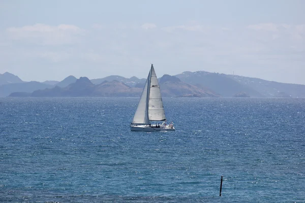 Heineken Regatta Yachts and Sailboats with St. Barth 's in the Background — стоковое фото