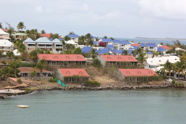 Färgglada stranden villa resort egenskaper nära dawn beach och oyster pond i st. martin — Stockfoto