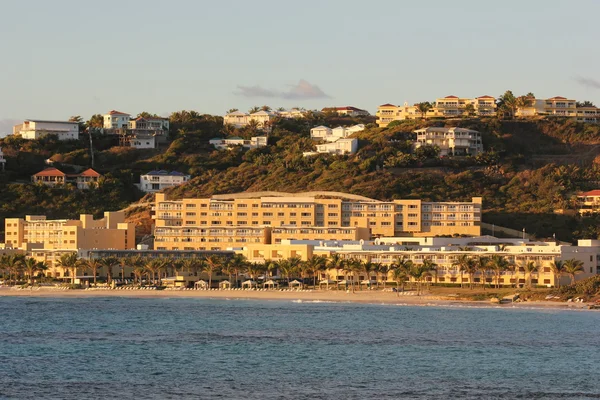 Hotel Westin resort wynika z latarni ośrodek tuż po wschodzie słońca na plaży dawn beach w st. martin — Zdjęcie stockowe