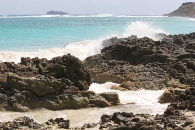 dalgalar ve mavi gökyüzü ve Karayip Denizi deniz manzarası ile cajon rock deniz şafak Beach st. Martin