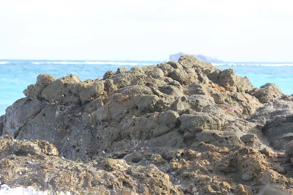 Seascape fale i błękitne niebo i Morze Karaibskie z cajon rock od brzegu plaży dawn beach w st. martin — Zdjęcie stockowe