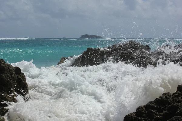 Seascape of waves and blue skies and caribbean sea with Cajon Rock offshore of Dawn Beach in St. Martin — Stock Photo, Image