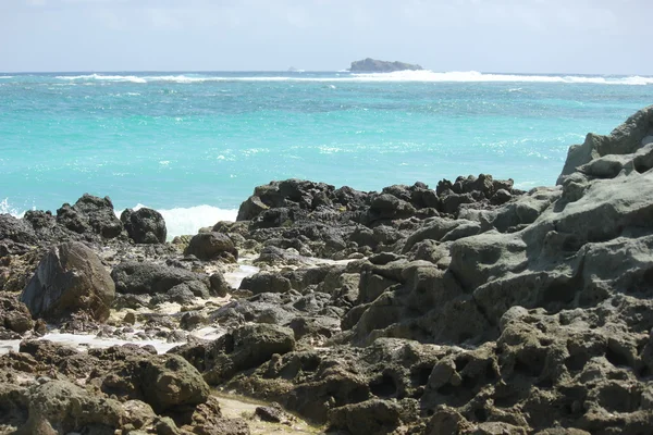 Seascape of waves and blue skies and caribbean sea with Cajon Rock offshore of Dawn Beach in St. Martin — Stock Photo, Image