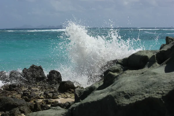 St Barth 's Com vários tons azuis do belo caribe e ondas que chegam a terra — Fotografia de Stock