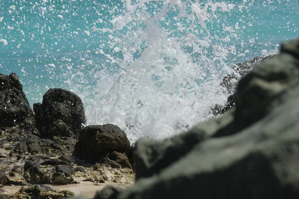 セント ・ マーチン島ドーン ビーチでカリブ海のクラッシュの波 — ストック写真