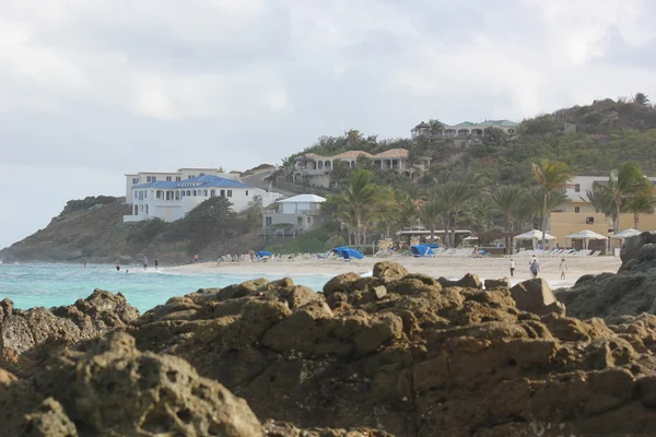 Westin Erholungsgebiet mit Wellen der Karibik im Morgengrauen Strand, st. martin — Stockfoto