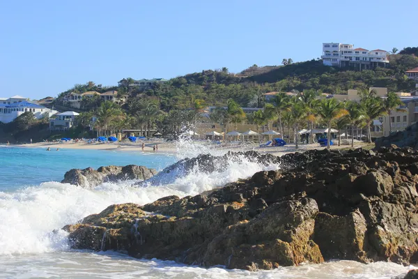 Beach Goers enjoying the day near the Westin Resort at Dawn Beach in St. Maarten — Stock Photo, Image