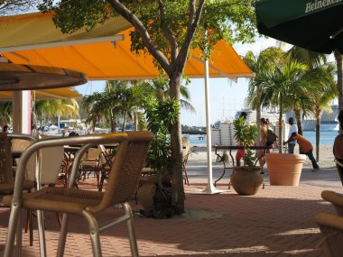 boş bir restoran plaj philipsburg St Maarten çevreleyen, turistler ve yerliler için arka plan ile Bar