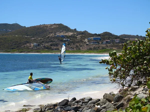 Wind surf e nuoto lungo una delle tante spiagge di St. Maarten — Foto Stock