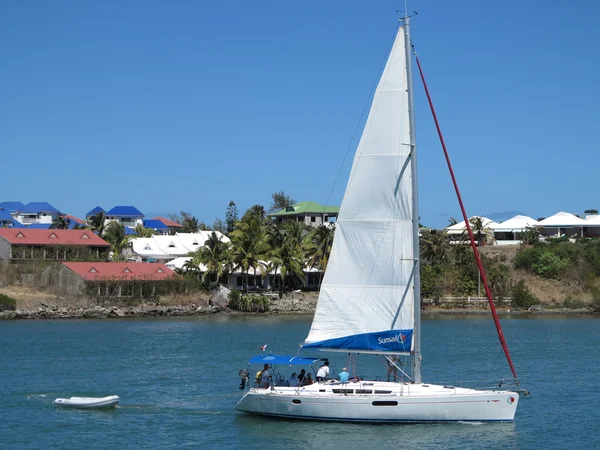 A yacht returns back to the Oyster Pond slip and resort area in St. Maarten — Stock Photo, Image