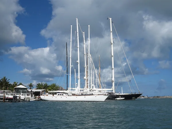 Los yates se sientan ociosos mientras las nubes comienzan a moverse sobre los cielos azules en Simpson Bay, St. Maarten — Foto de Stock