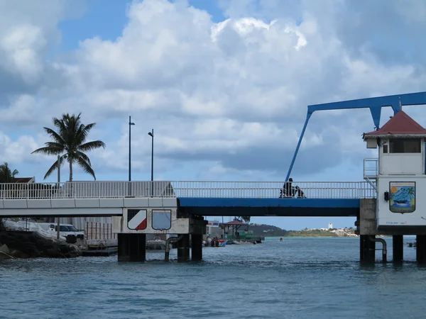 Il piccolo ponte levatoio blu a Simpson Bay a St. Maarten — Foto Stock