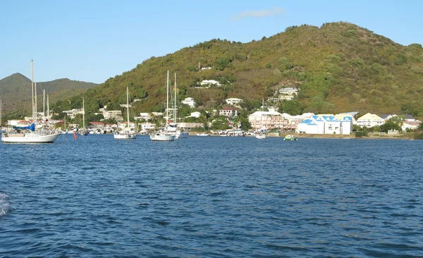 Yates en Simpson Bay St. Maarten con cielo azul un telón de fondo volcán extinto — Foto de Stock