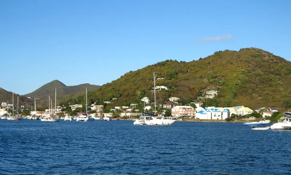 Iates em Simpson Bay St. Maarten com céu azul um pano de fundo vulcão extinto — Fotografia de Stock