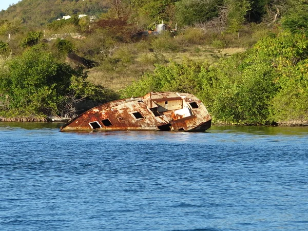 Vernachlässigtes rostendes Schiff muss in der Simpson Bay in St. Maarten geborgen werden — Stockfoto